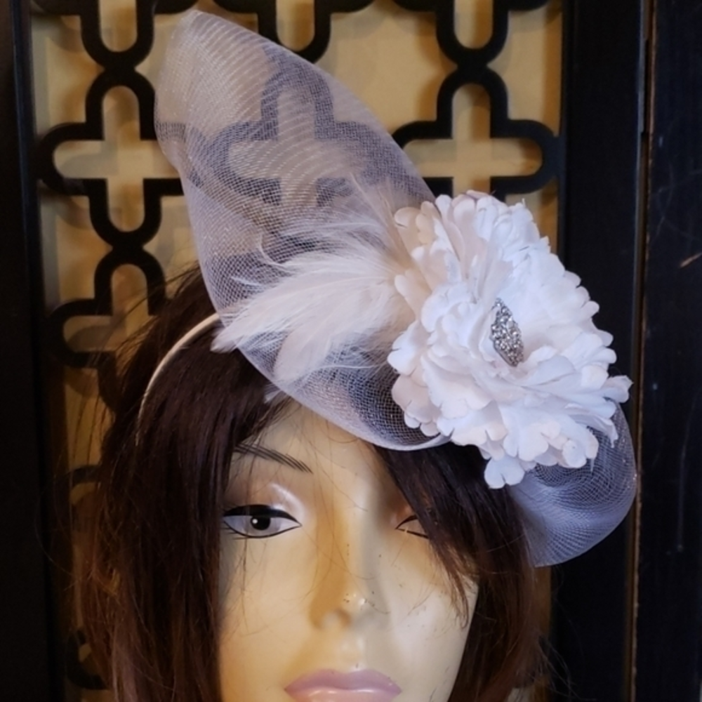 DERBY WEDDING TEA WHITE FASCINATOR HAT